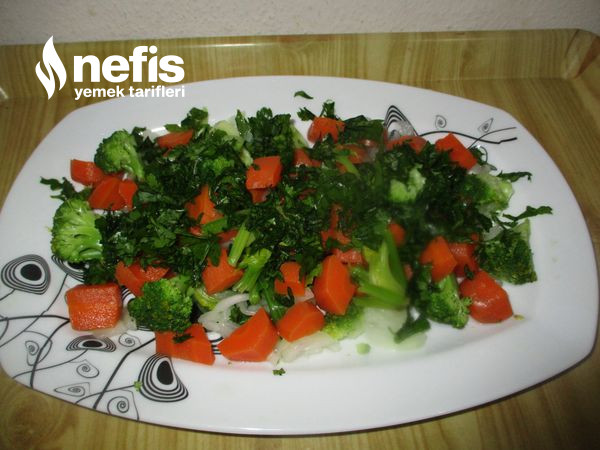 Ispanak Köklü Brokolili Havuçlu Salata