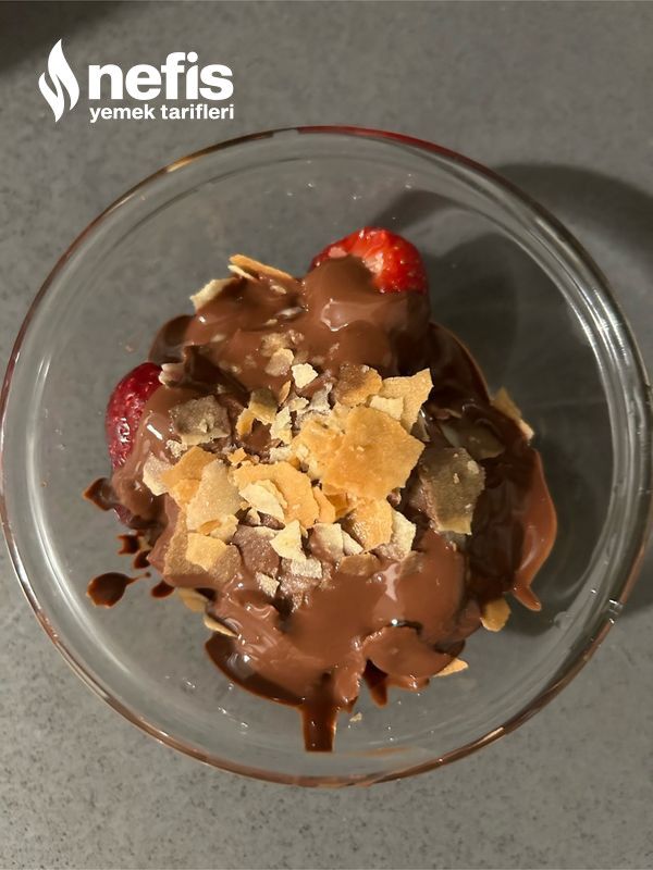 Fransız Krep Kırıklı Çikolatalı Çilekli Tatlı
