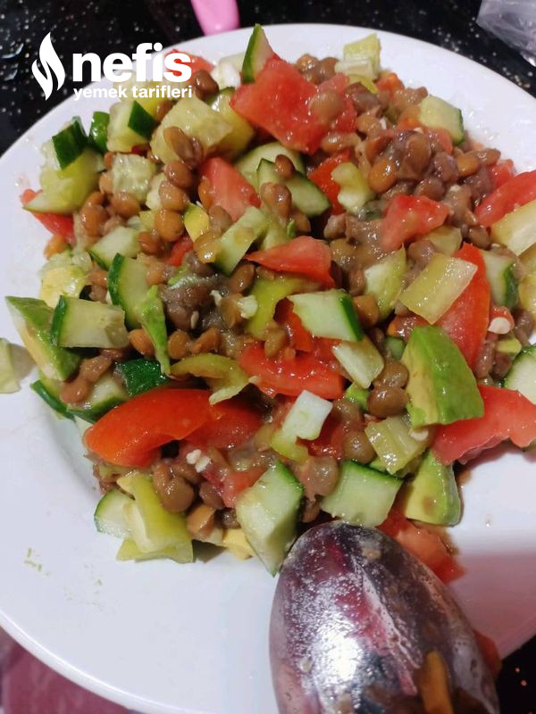 Avokadolu Yeşil Mercimek Salatası