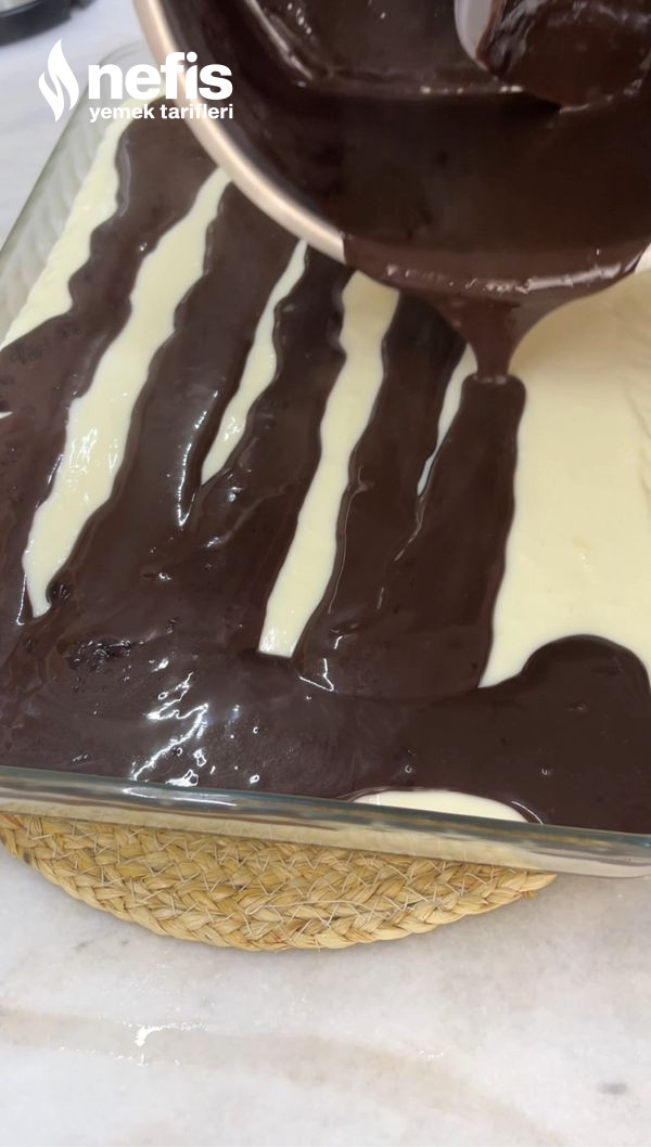 Muhallebili Çikolata Soslu Kedi Dili Pastası