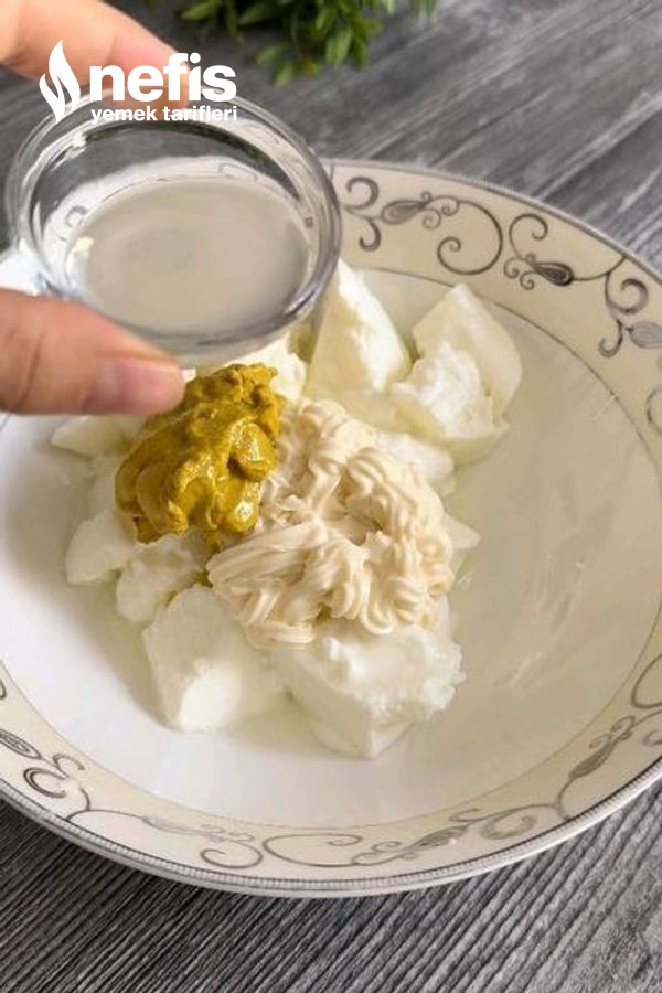 Soslu Göbek Marul Salatası