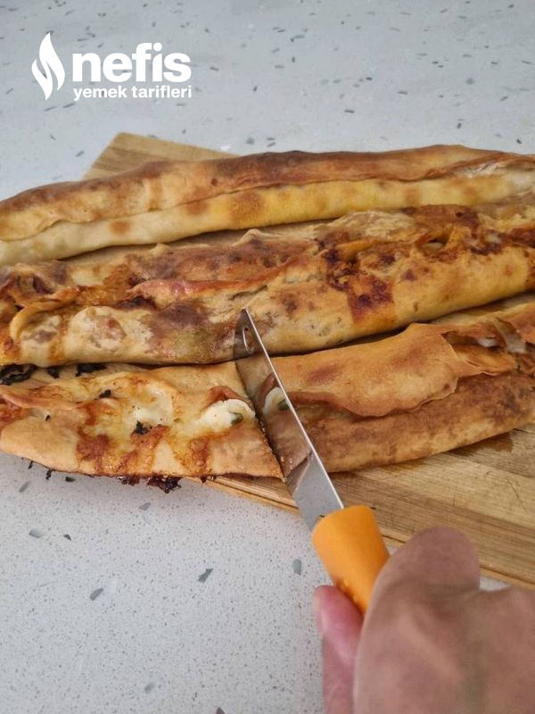 Pazar Kahvaltısına Peynirli Sucuklu Kapalı Kır Pidesi