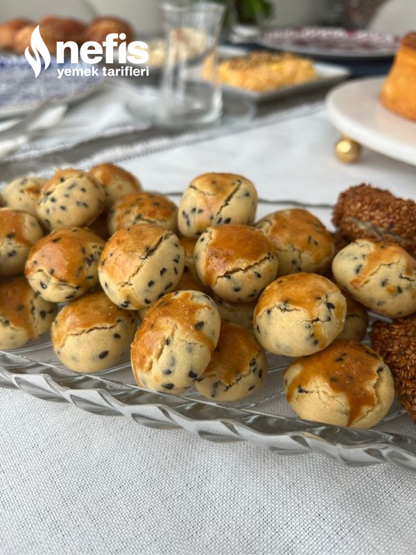 Ağızda Dağılan Tek Lokmalık Tuzlu Kurabiyeler ( Çörek Otlu Ve Zeytin Ezmeli)