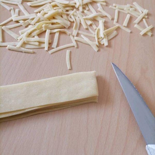 Ev Yapımı Erişte (Kesme Makarna) Nefis Yemek Tarifleri